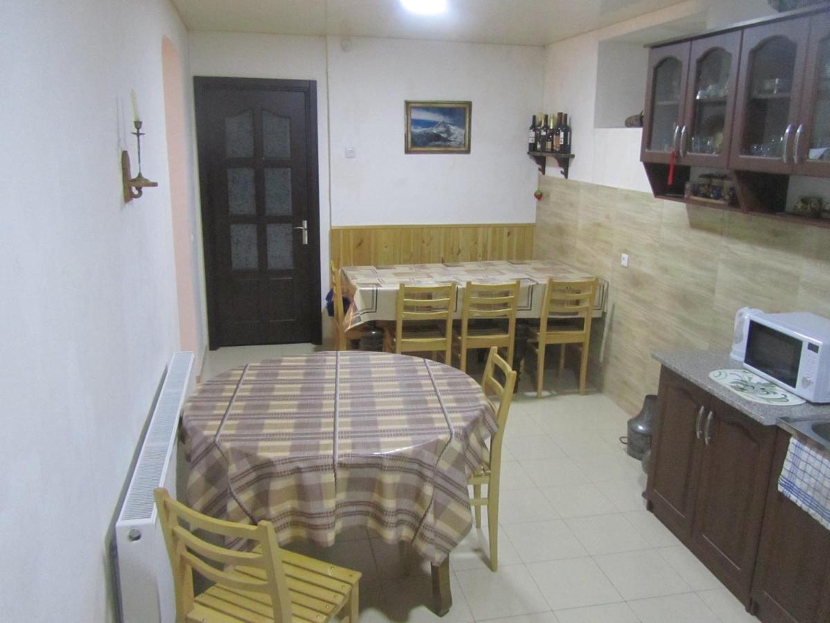 Guest House Lela Rezo Kazbegi Ngoại thất bức ảnh